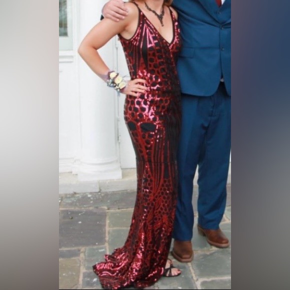 AMAZON Black and Red Spaghetti Strap V Neck Slit Maxi Sequin Gown Size M - Picture 11 of 13